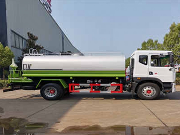 國(guó)六15方東風(fēng)D9灑水車(chē)