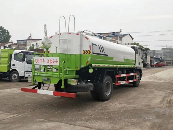 國(guó)六15方福田灑水車