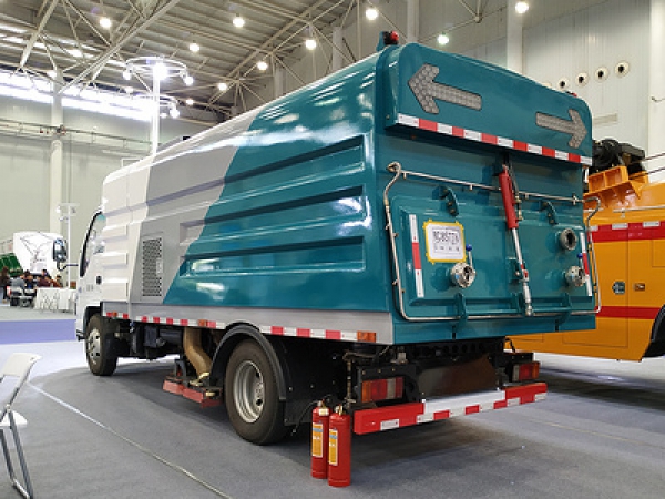 五十鈴國(guó)六8方吸塵車(chē)