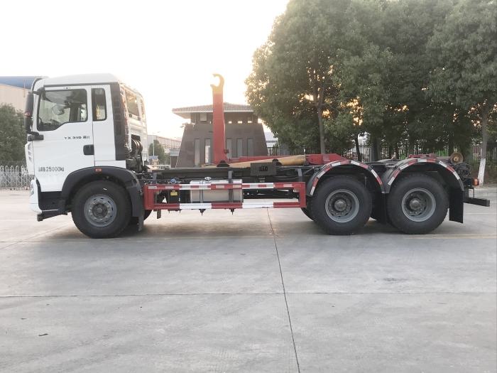重汽豪沃勾臂式垃圾車