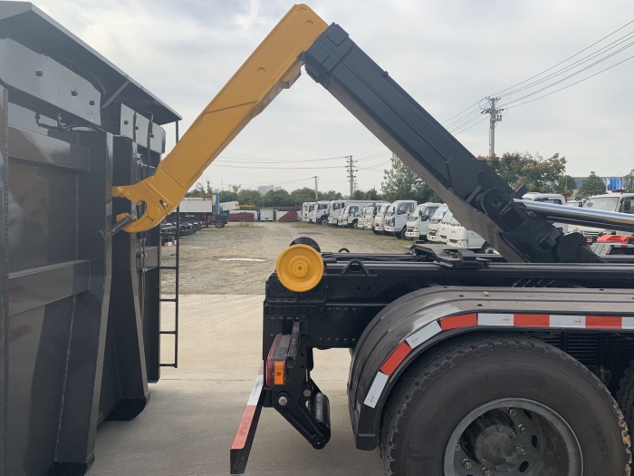 重汽前四后八勾臂式垃圾車