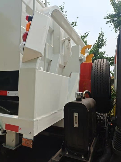 大運(yùn)勾臂式垃圾車(chē)