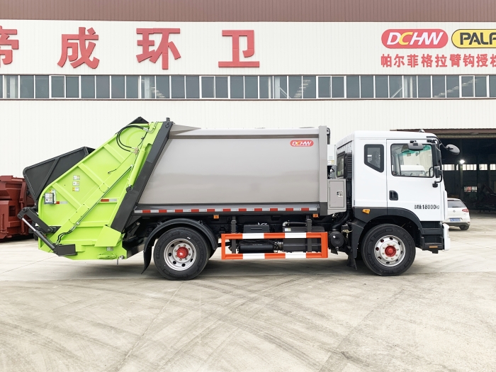 東風(fēng)D9壓縮式垃圾車(chē)