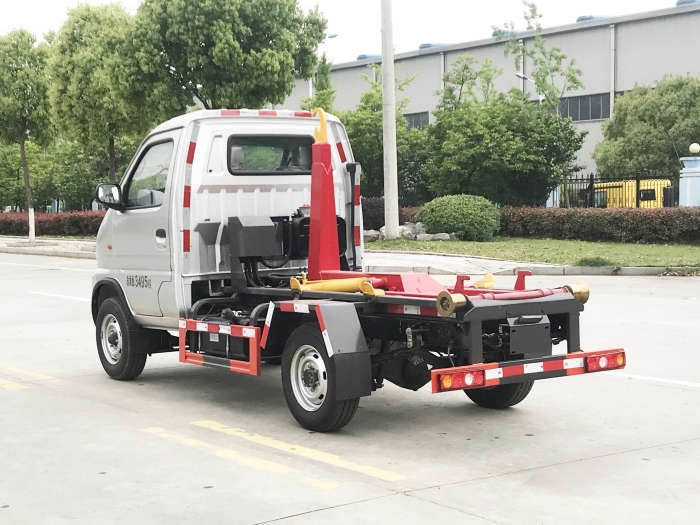 3立方東風(fēng)勾臂式垃圾車