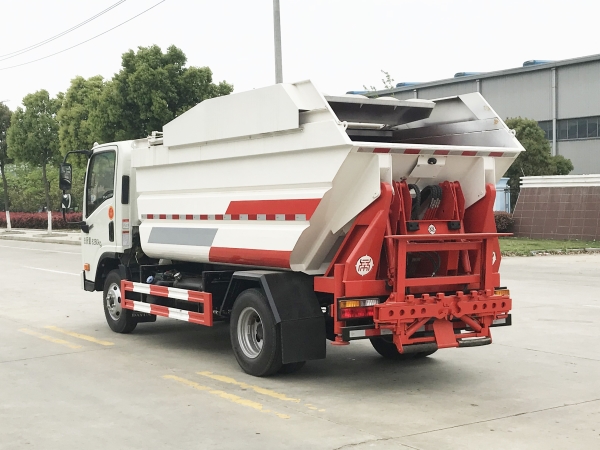 大運(yùn)自裝卸式垃圾車