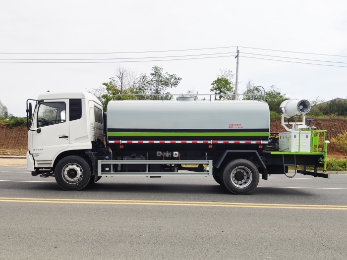 東風(fēng)天錦灑水車(chē)